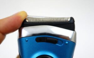 Braun Series 3 elektrisch scheerapparaat draaibare scheerkop onder druk van een vinger