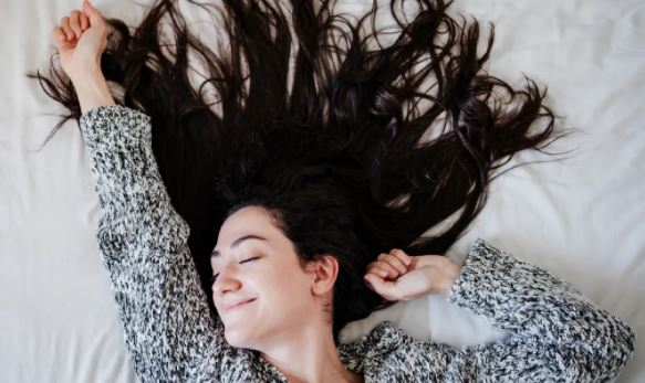 Hoe bescherm je lang haar als je slaapt
