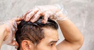 Permanente haarkleuring tegen wit haar voor mannen