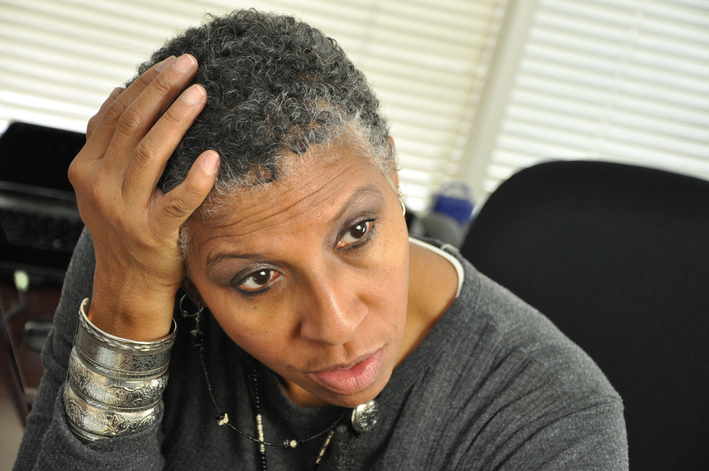 Vrouw houdt haar hoofd voor stuk op de beste kapsels voor zwarte vrouwen boven de 50