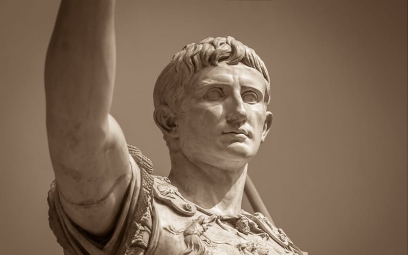 Standbeeld van de Romeinse keizer Augustus met een Caesar kapsel