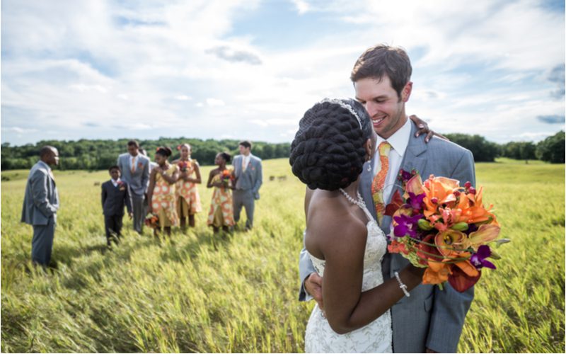 Afro-Amerikaans bruidskapsel getiteld Wrapped Senegalese Twists Bridal Updo
