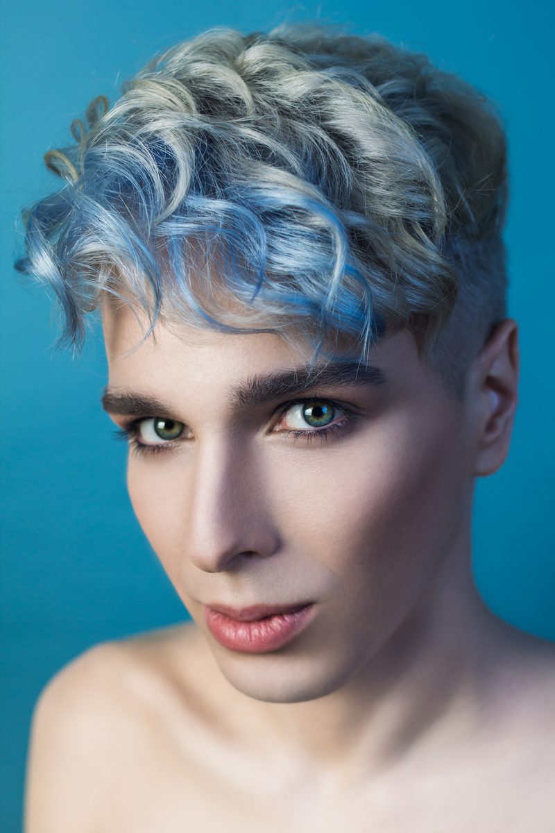 Two Block Cut With Icy Blue Curls voor een stuk over Androgyne kapsels