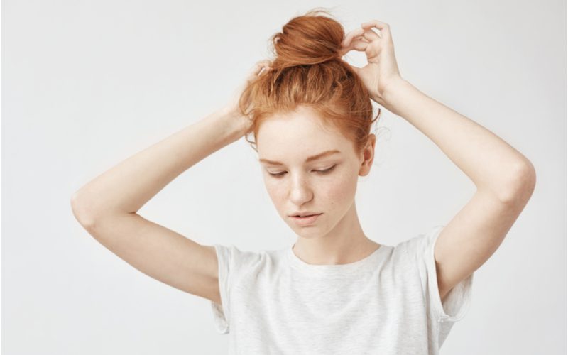 Tousled Ballerina Bun op een meisje in een wit shirt met korte mouwen