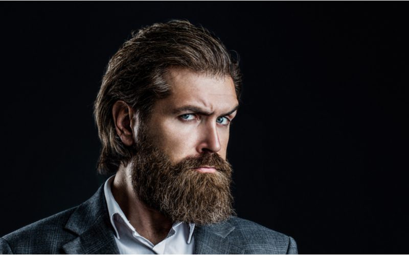 Oudere man met lang haar gestyled in de Slicked Back Length With Full Beard look