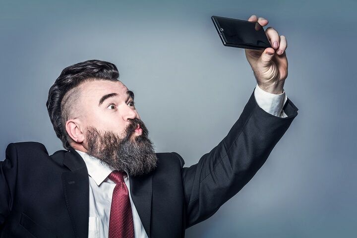 Man Met Mullet Die Selfie Maakt