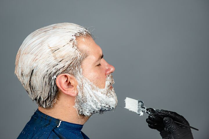 Professioneel verven van baard en haar van de man