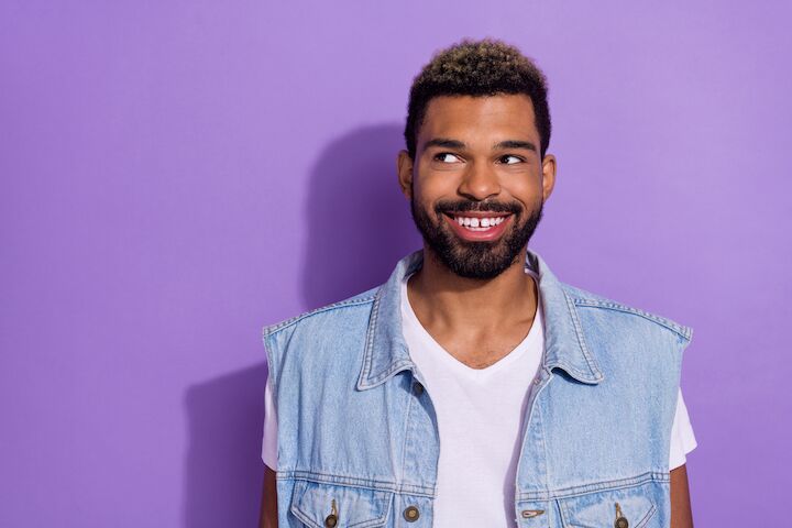 Afro-Amerikaanse man met baard en spons kapsel