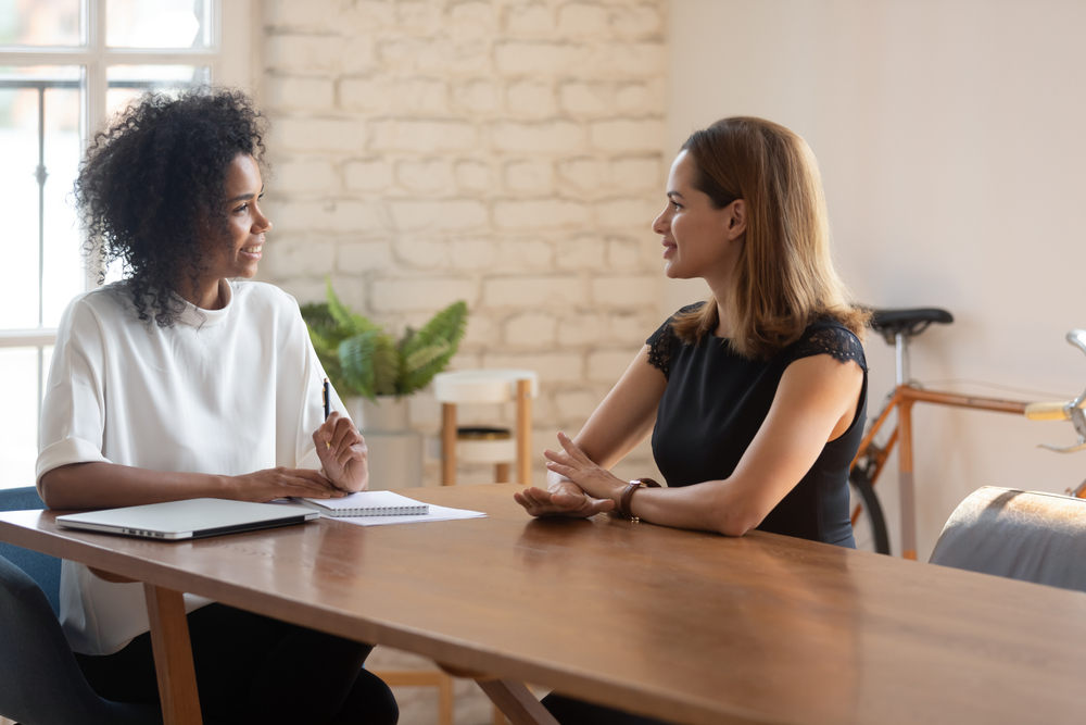 Vrouw in een sollicitatiegesprek met haar haar achter haar oren voor een gids getiteld haar omhoog of omlaag voor een sollicitatiegesprek