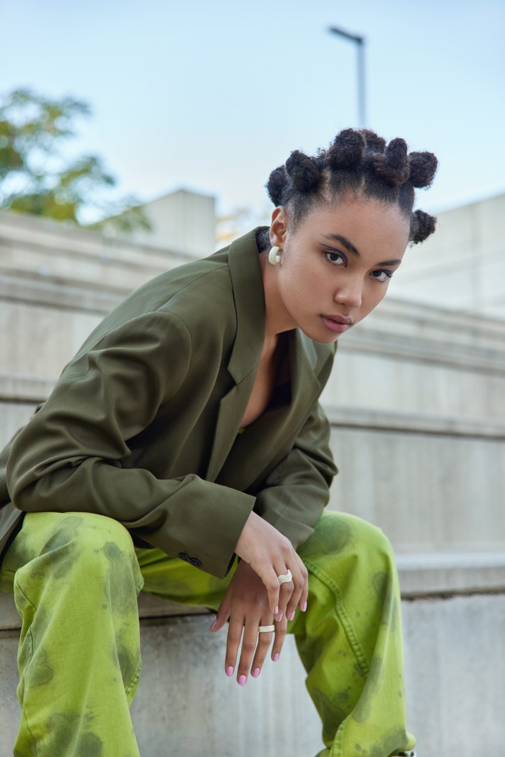 Bantu Knots, een gemengd ras leuk kapsel voor krullend haar