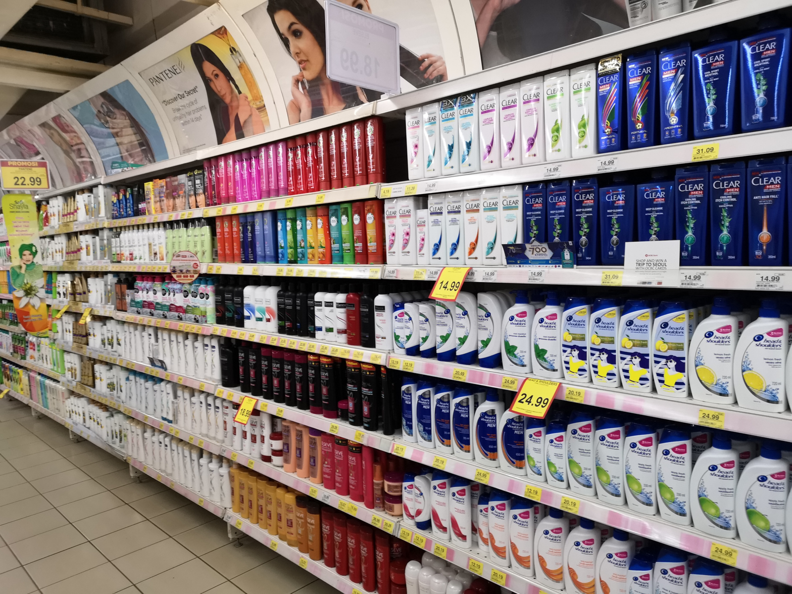 Verschillende rekken met de beste drogisterij shampoos in grote hoeveelheden