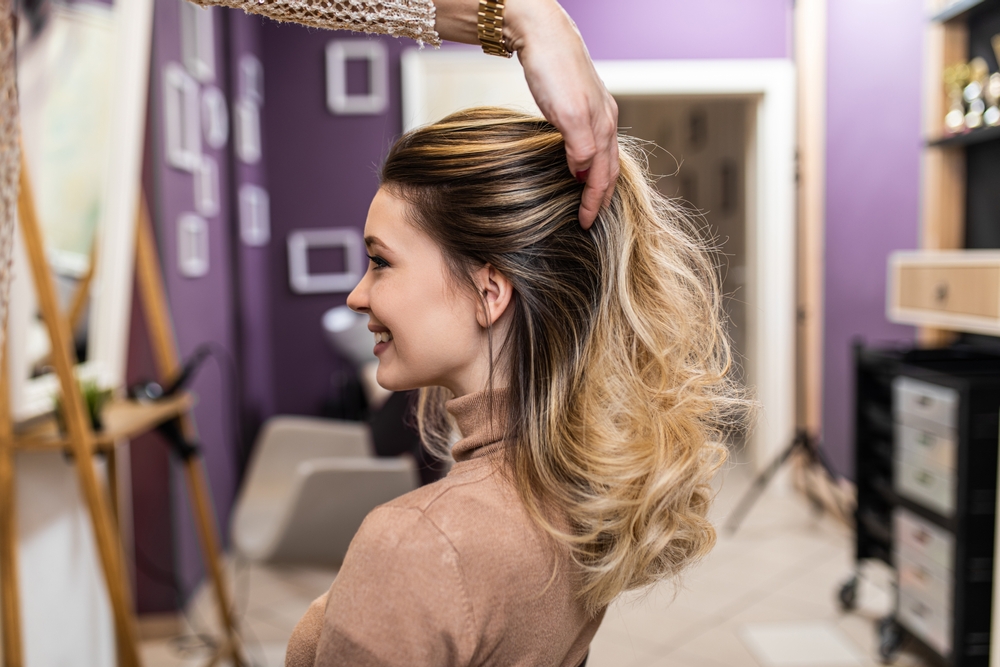 Vrouw met haar haar naar achteren getrokken voor een stuk op hoeveel kost balayage