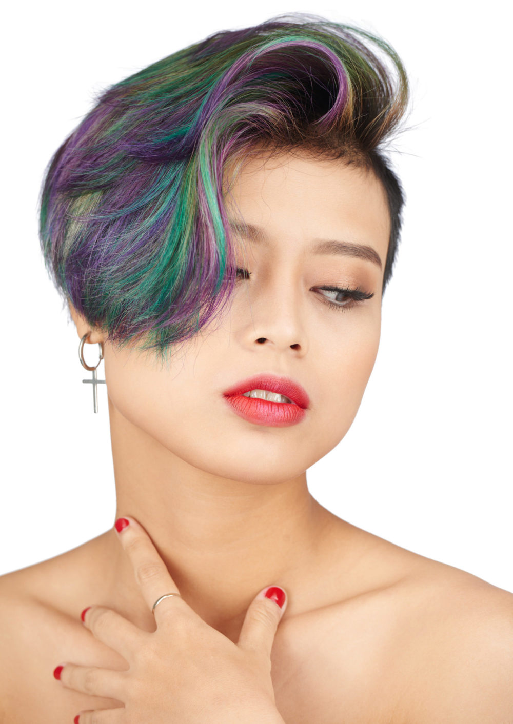 Peacock Oil Spill haarkleur in verschillende kleuren op een vrouw met kort haar