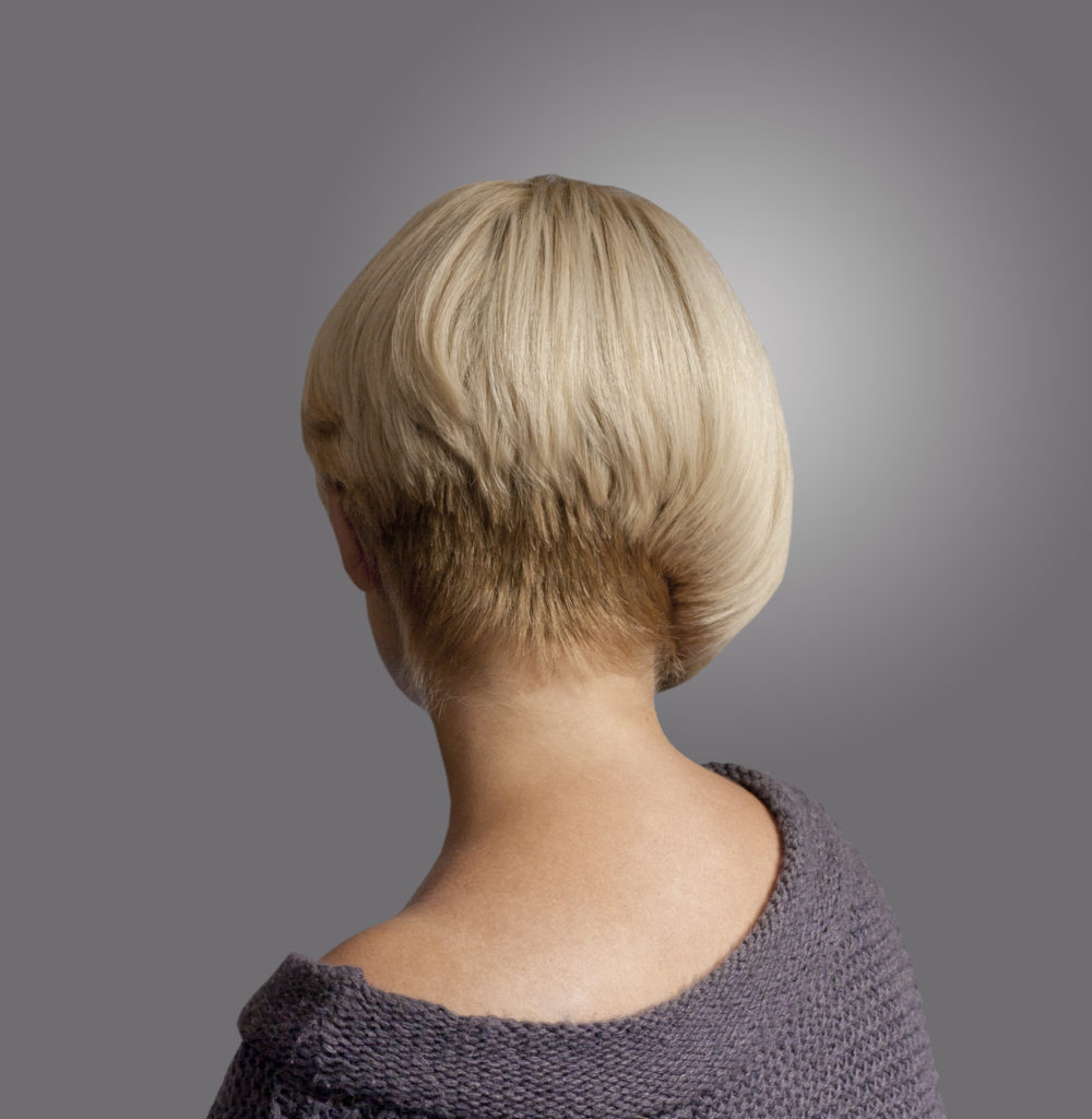 Dame met kort kapsel draagt haar haar in een pixie terwijl ze een undercut uit laat groeien