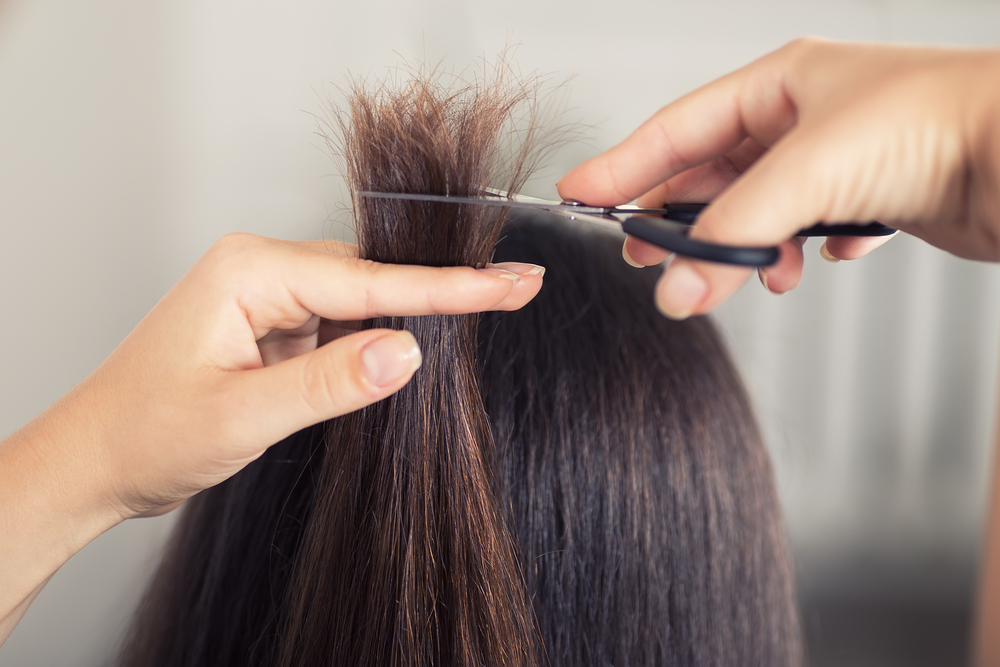 Vrouw met gespleten haarpunten voor een stukje over verhinderen gespleten haarpunten de haargroei