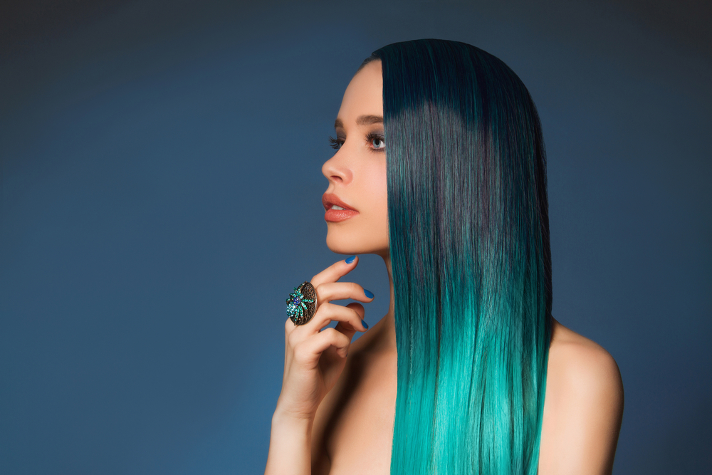 Deep Peacock Teal to Aquamarine Ombre, een geweldige onnatuurlijke haarkleur voor blauwe ogen, op een vrouw met olijfkleurige huid