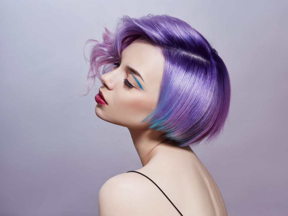 Donker Violet Met Blauwe en Lavendel Accenten, één van de beste haarkleuren voor blauwe ogen