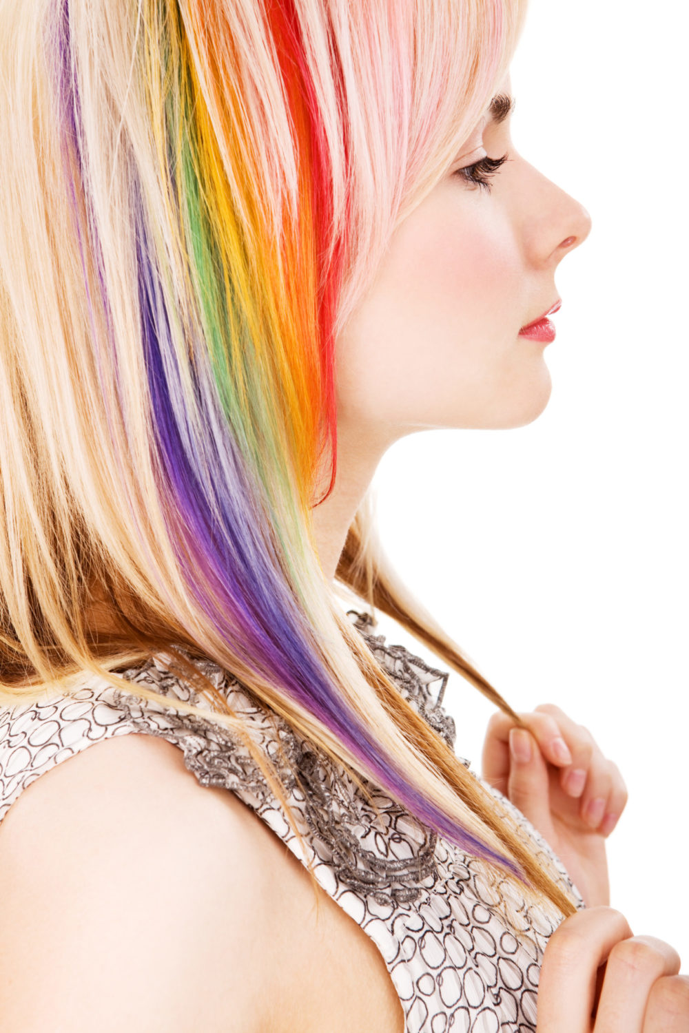 Peekaboo Rainbow Color op een vrouw in een zilveren en witte jurk