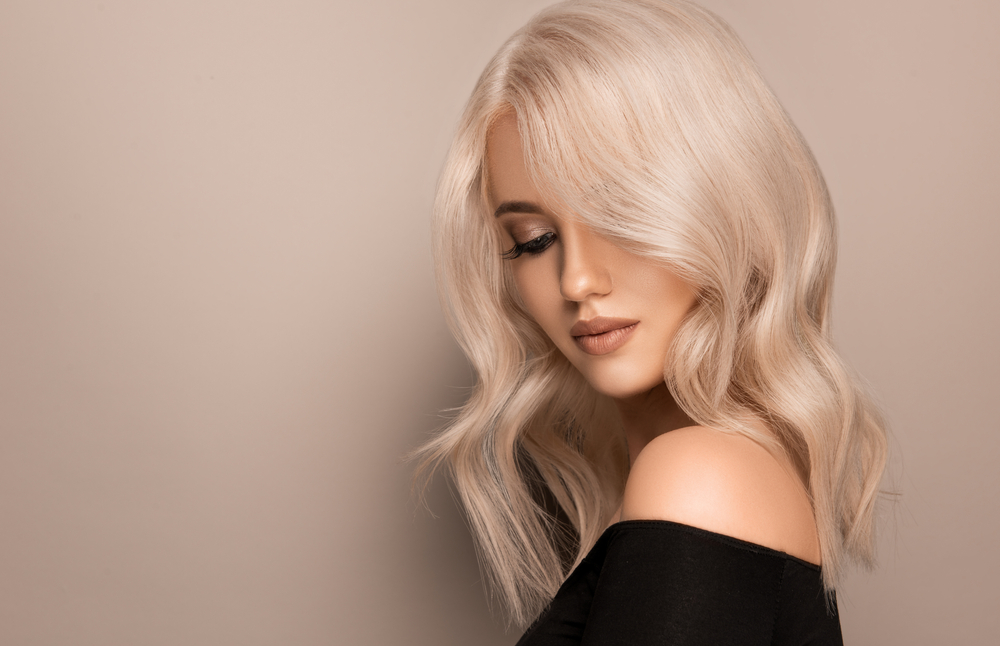 Vrouw met Prismatic Platina Blond haar, een van de beste haarkleuren voor de olijfkleurige huid