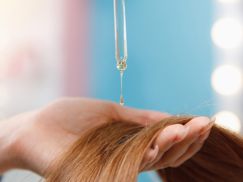 Vrouw fixeert haar haar na chemisch geknipt te zijn