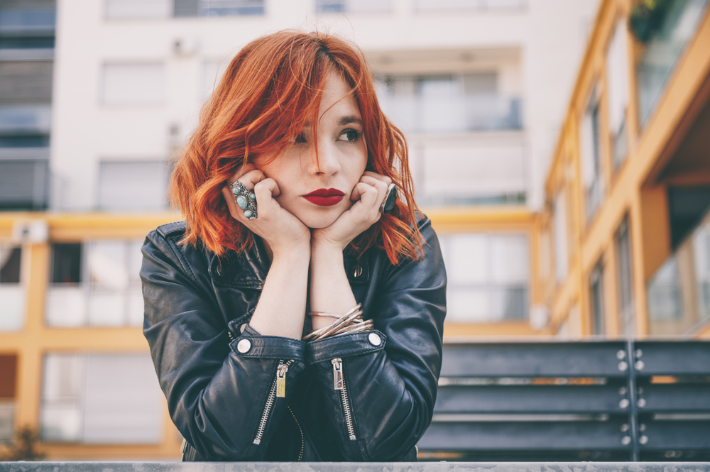 Vurig Koper rood haar op een vrouw met bleke huid