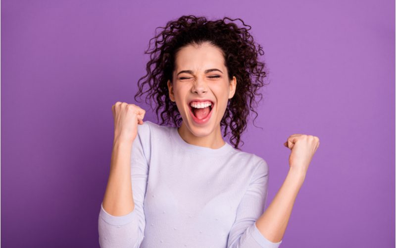 Vrouw juicht omdat ze haar 2c haartype onder controle heeft gekregen