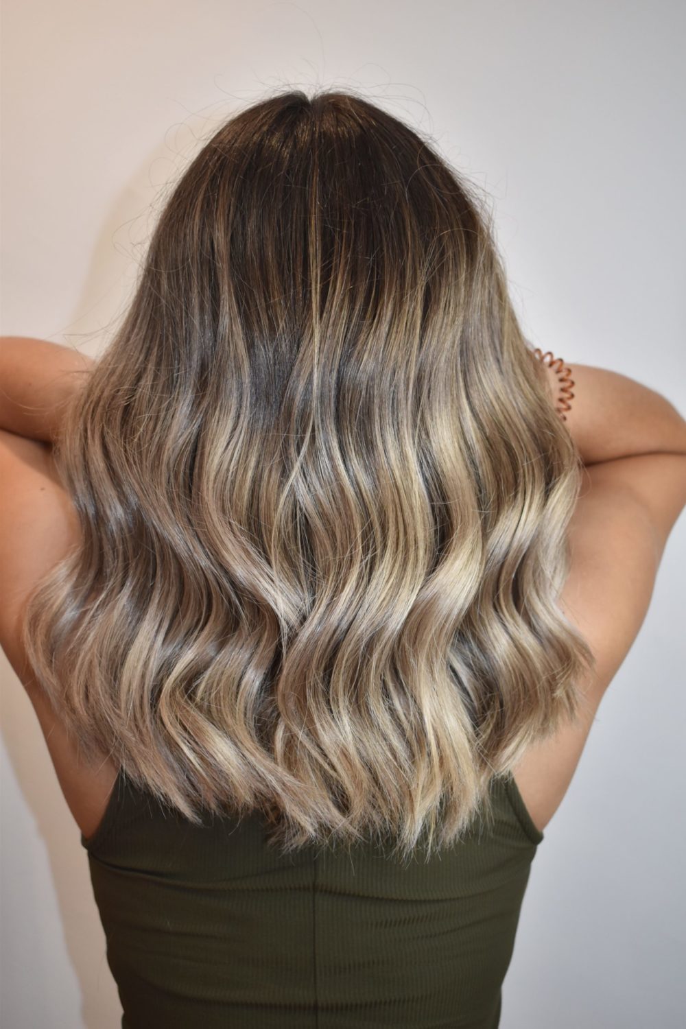 Warm Brunette tot Champagne Blond Teasylight Root Melt