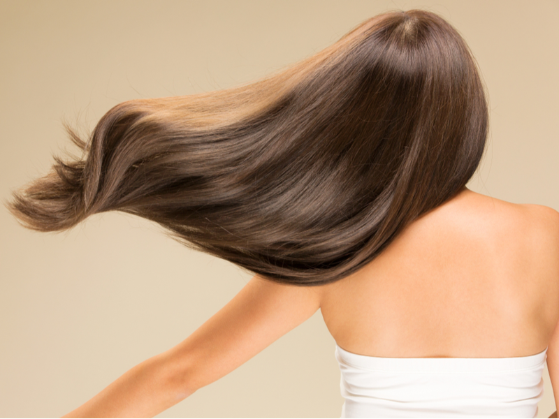 Vrouw vraagt zich af hoeveel tea tree olie ze aan shampoo moet toevoegen om glanzend haar te krijgen zoals zij heeft