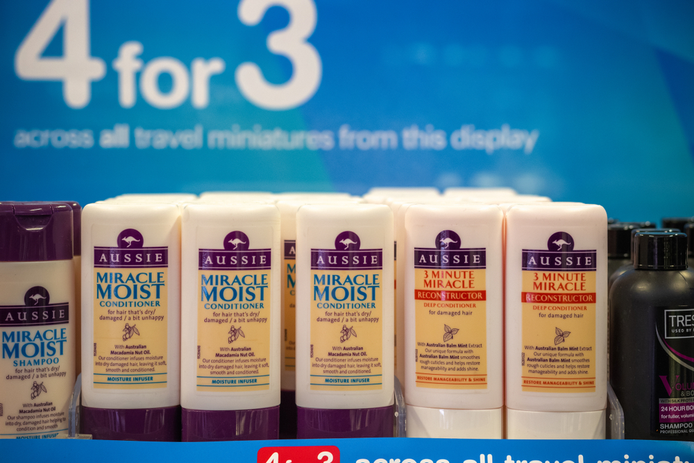Een hoop Aussie shampoo op een plank in een luchthaven om te helpen beantwoorden of het goed is voor het haar