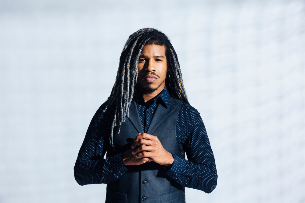 Gray The New Way faux locs op een man in een button-up shirt