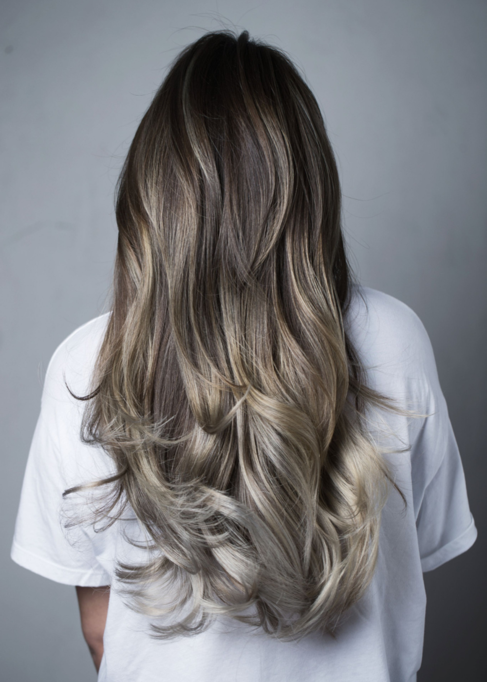 Zilverachtig Asblond en Bruine Balayage voor een stuk op koele toon haarkleuren