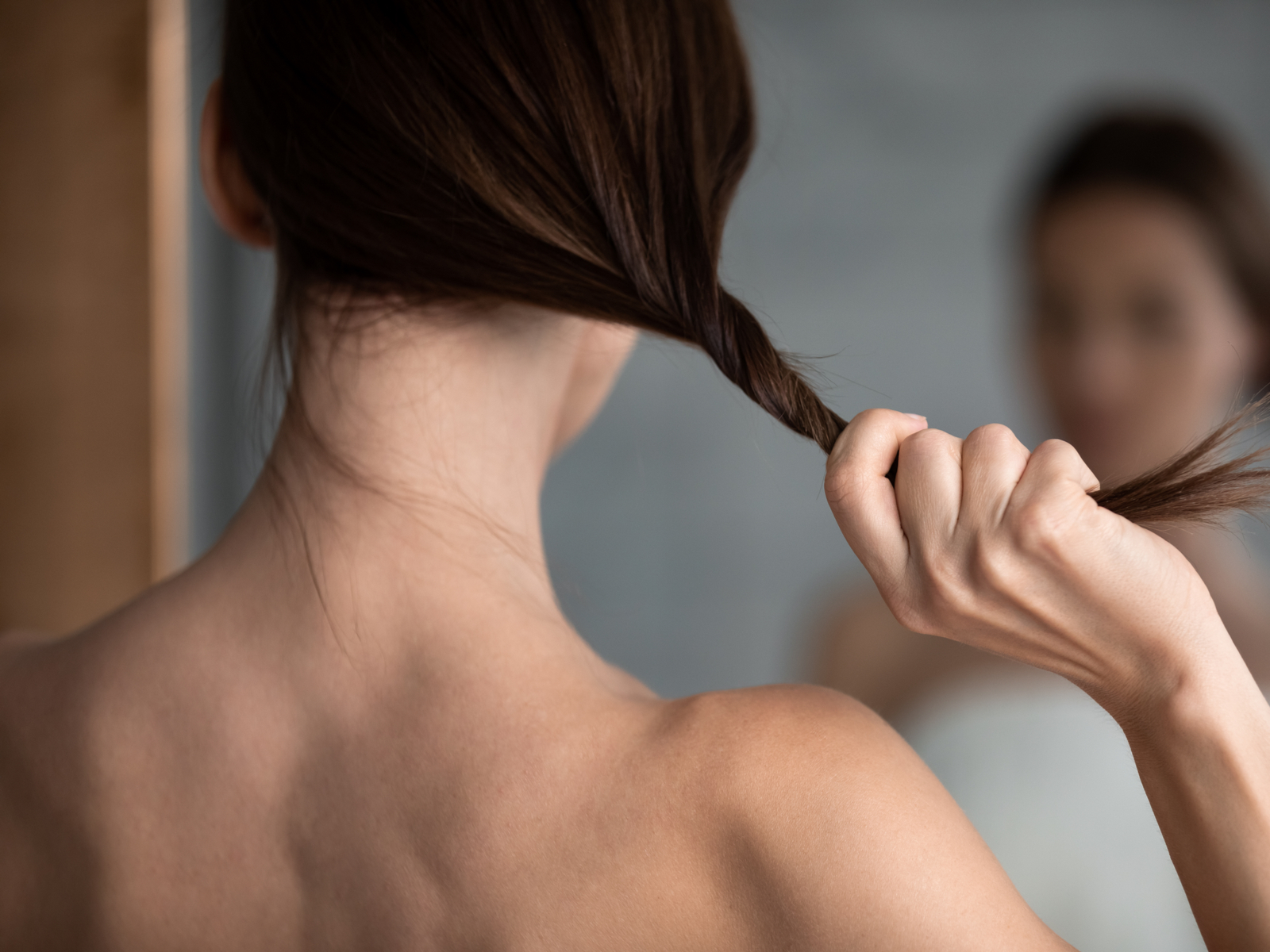 Vrouw vraagt zich af of ze haar haar moet laten uitdunnen