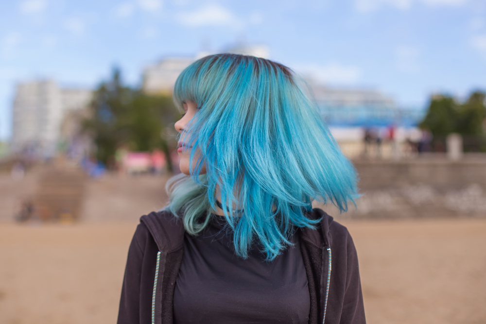 Vrouw met blauw haar afgebeeld voor een stuk getiteld de beste pastel haarkleuren voor bruine ogen