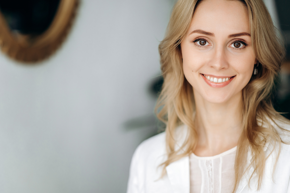 Aantrekkelijke vrouw met bruin haar afgebeeld voor een post getiteld de beste haarkleur voor bruine ogen