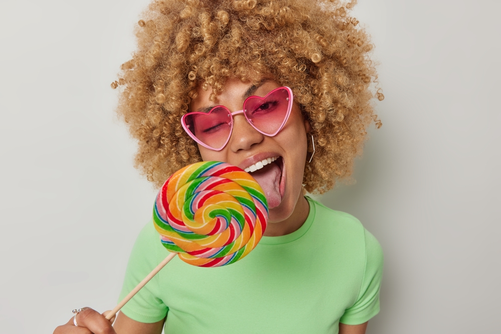 Bold Caramel Blonde haarkleur op een vrouw met krullend haar