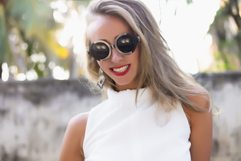 Violet-Zilver Asblond, een van de beste haarkleuren voor de zomer, afgebeeld op een vrouw met zonnebril