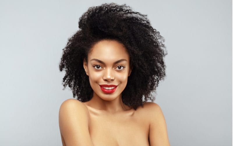 Afro-Amerikaanse met prachtig stug haar gestyled in een lange bob/afro