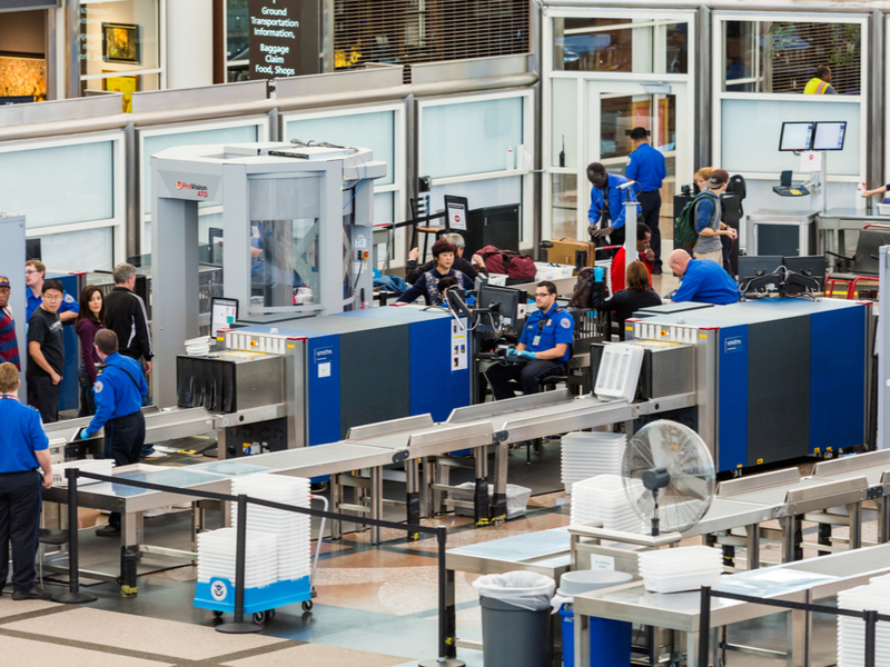 TSA-veiligheidslijn in de luchthaven van Denver om te illustreren of je een haarknipschaar mee mag nemen in een vliegtuig