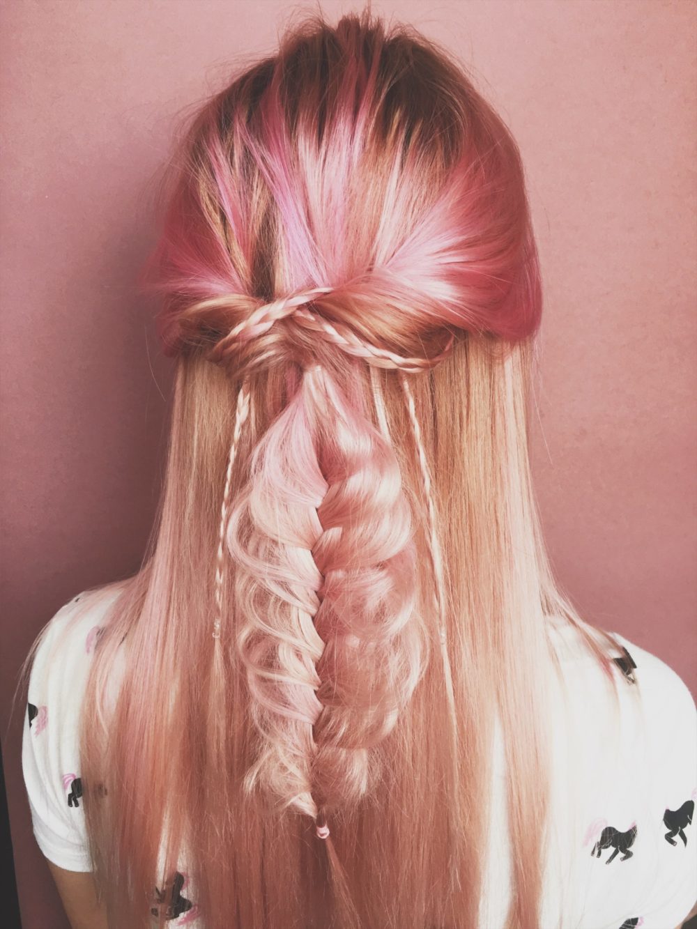 Multi-Toned Fuchsia &; True Rose Gold Haar op een vrouw in een shirt met honden erop