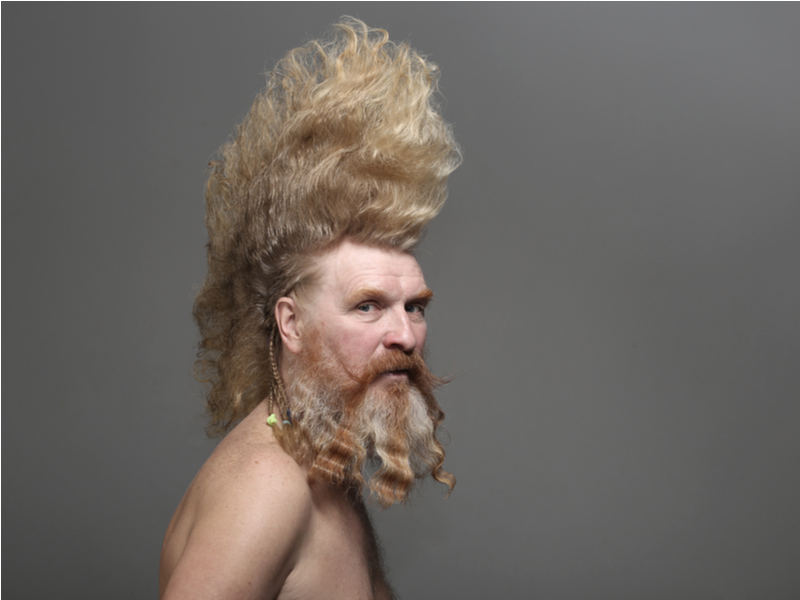 Man met gek avant-garde haar