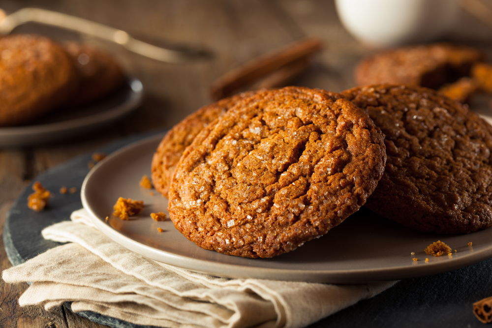 Gember gebakken koekjes op een bord voor een stuk getiteld Why Are Redheads Called Gingers