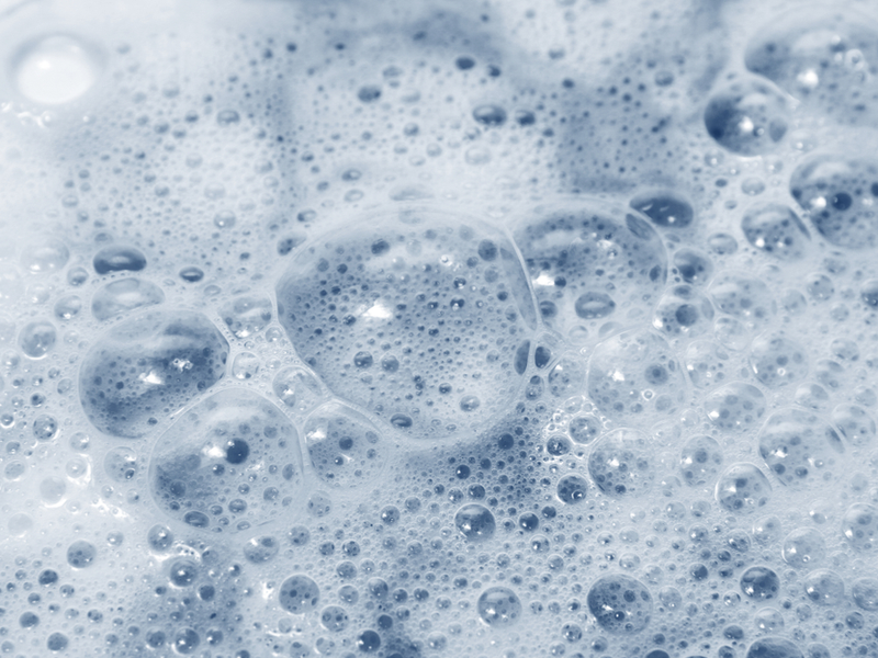 Afbeelding die toont wat een oppervlakteactieve stof is in shampoo die een schuim creëert