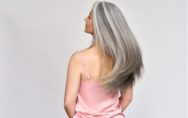 Beeld van een vrouw met grijs haar voor een stuk over keratinebehandelingen voor grijs haar