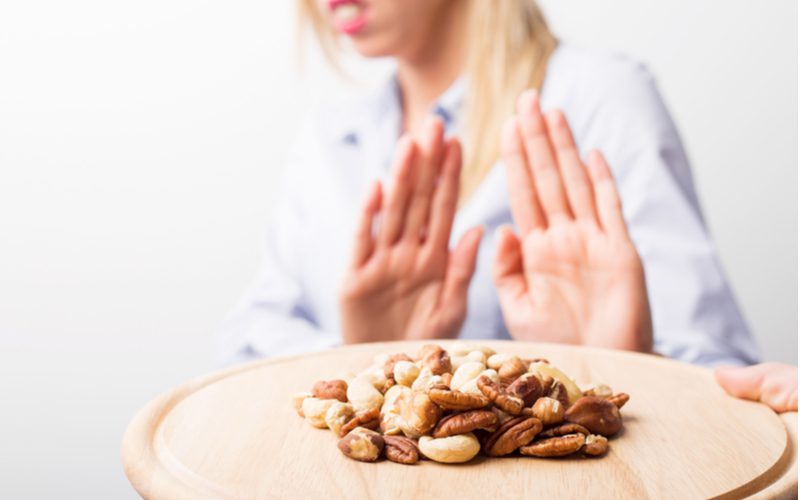 Vrouw met notenallergie gebruikt arganolie voor haar