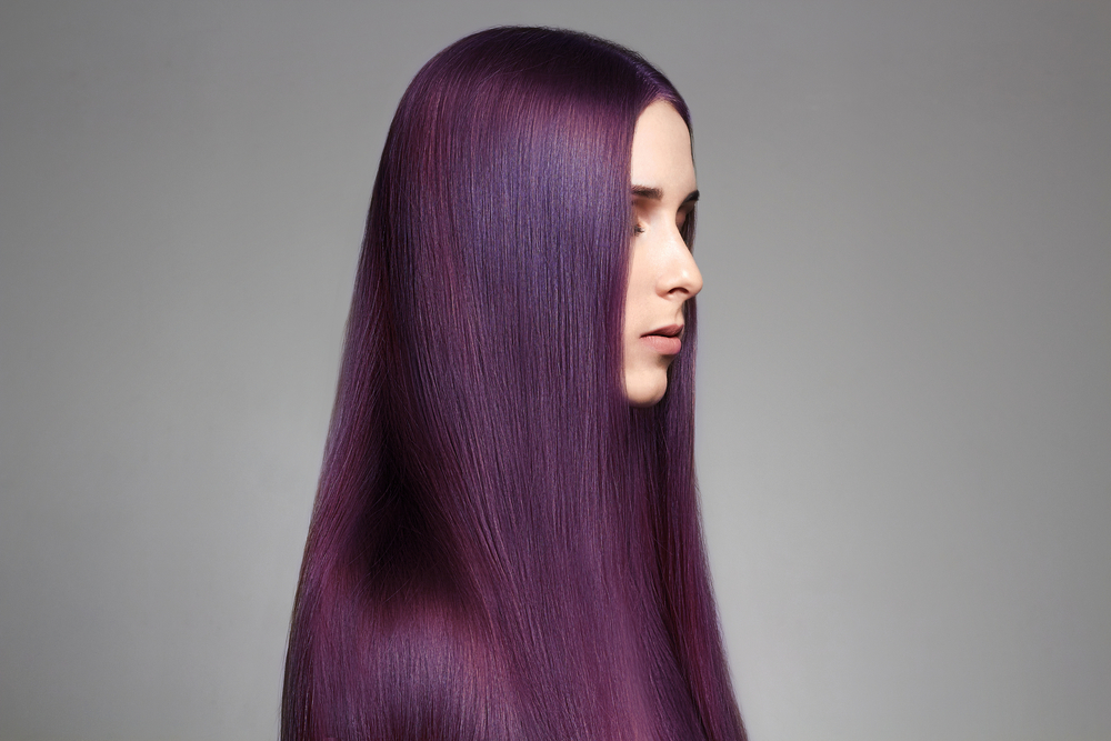 Violet Plum Burgundy Haarkleur op een vrouw in een zijprofiel foto