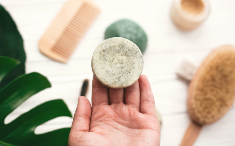 Handvast een natuurlijke shampoo bar voor een stuk getiteld welke ingrediënten te vermijden in shampoo