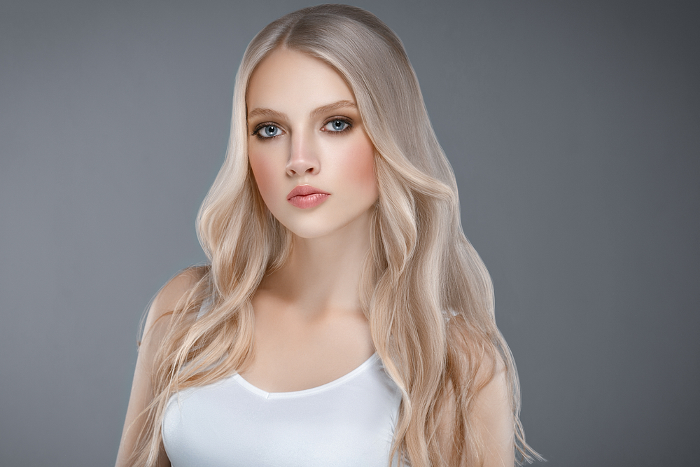 Icy Gray Platinum Blond Haar op een vrouw in een witte tank top