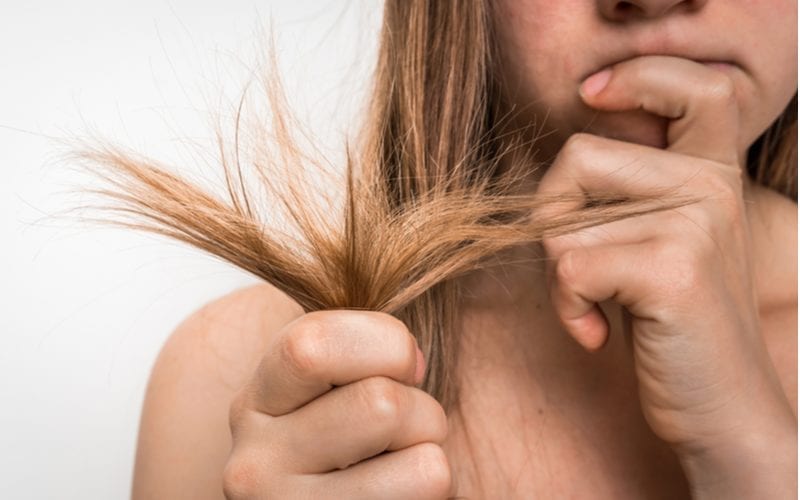 Foto die laat zien wat er met je haar kan gebeuren als je de verkeerde appelciderazijn haarspoeling gebruikt