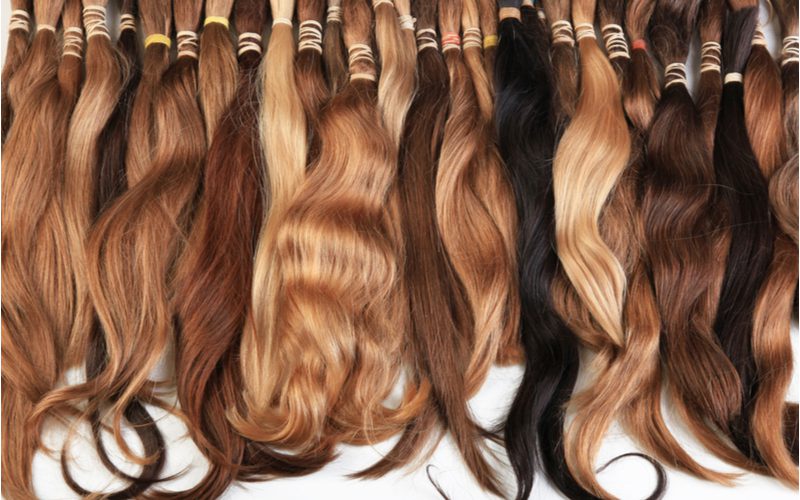 Voorbeelden van diverse hairextensions in diverse kleuren in een layflat afbeelding naast elkaar