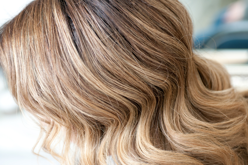 Kastanjebruine lowlights en warme blonde highlights